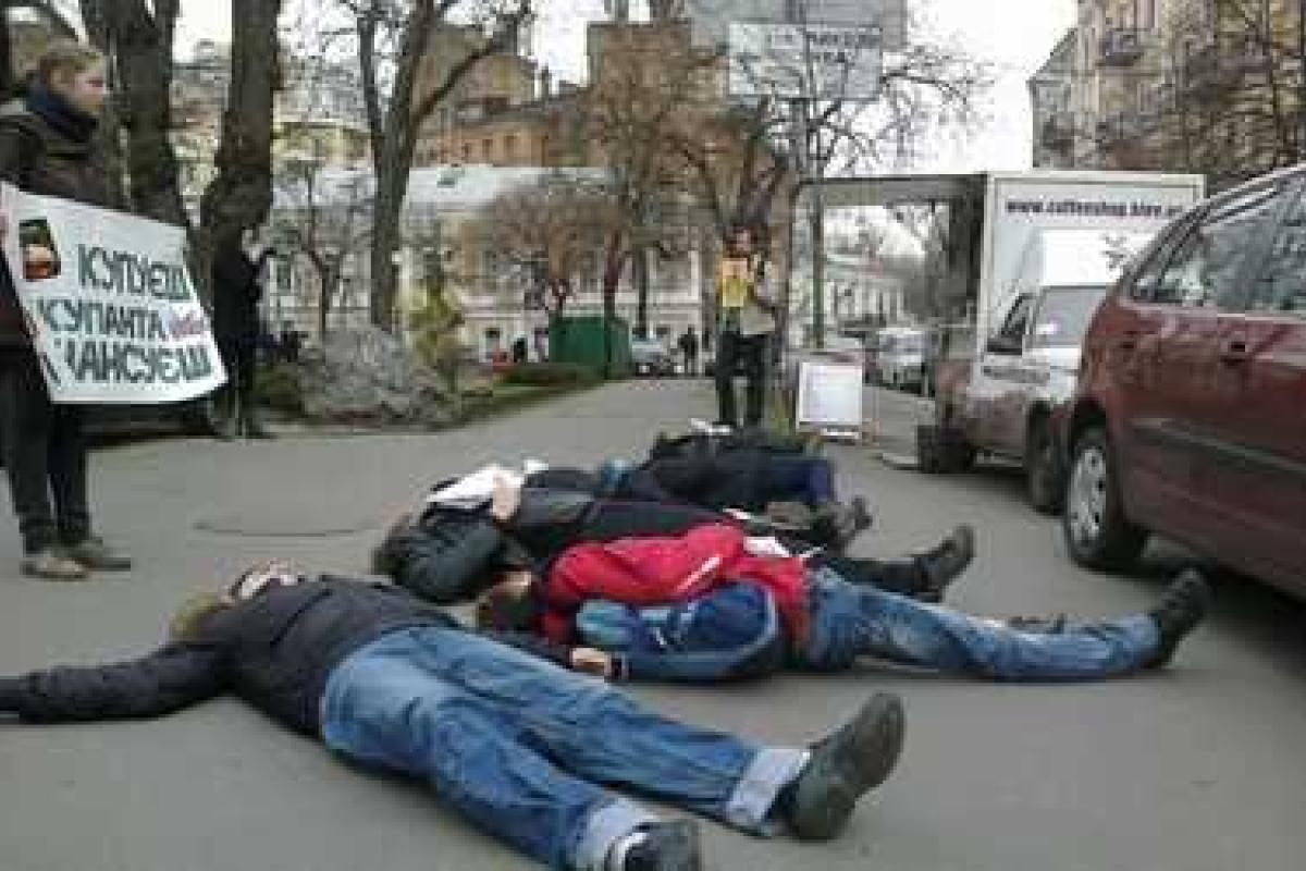 Патриотический флешмоб "Не покупай российское" провела молодежь на улицах Киева Патриотический флешмоб "Не покупай российское" провела молодежь на улицах Киева