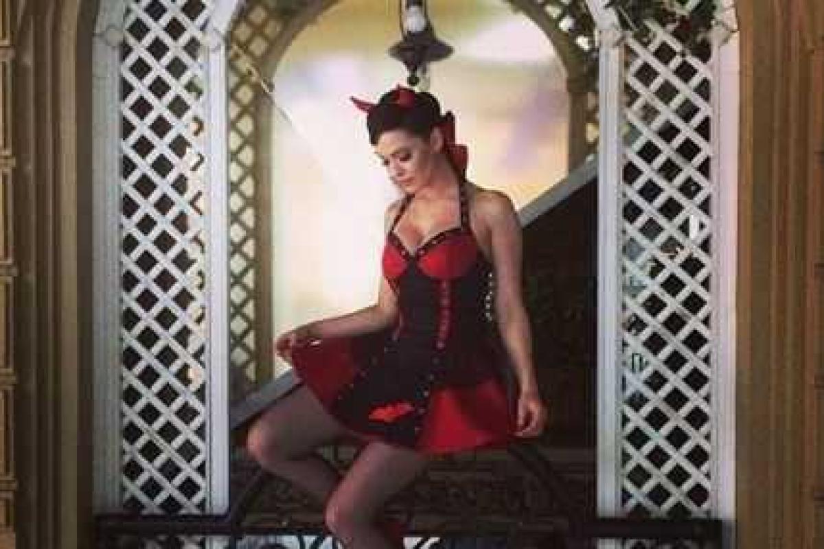 Даша Астафьева перевоплотилась в соблазнительную дьяволицу Даша Астафьева перевоплотилась в соблазнительную дьяволицу