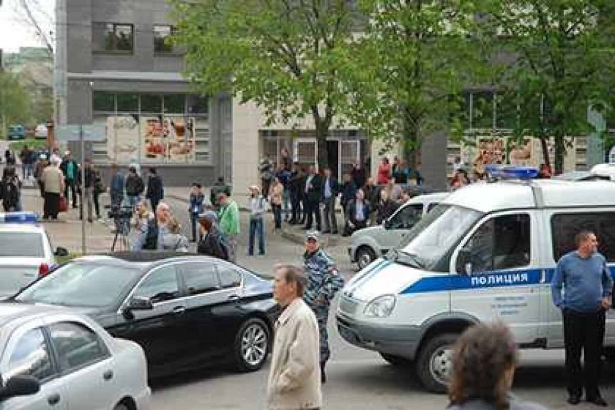 "Террорист", захвативший белгородский банк, добился удовлетворения своих требований и сдался полиции "Террорист", захвативший белгородский банк, добился удовлетворения своих требований и сдался полиции