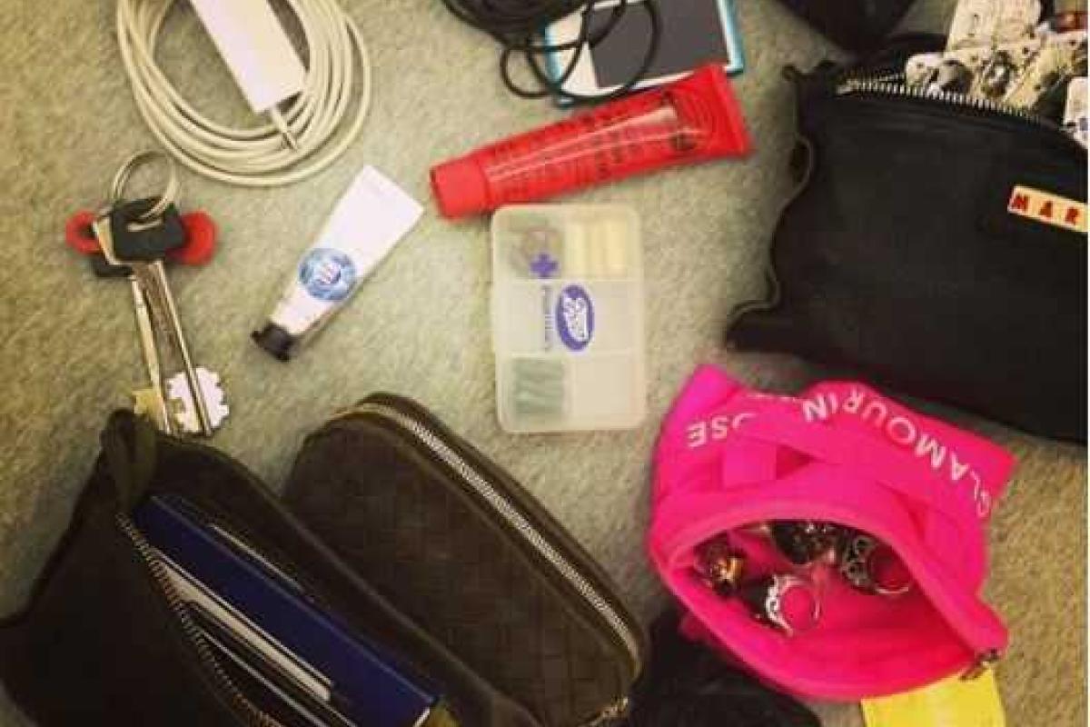 Вера Брежнева провела ревизию своей сумочки