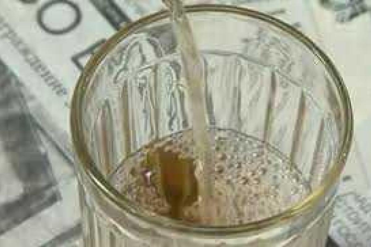 Подпольный мини-завод по изготовлению "зеленого змия" разоблачен на Луганщине