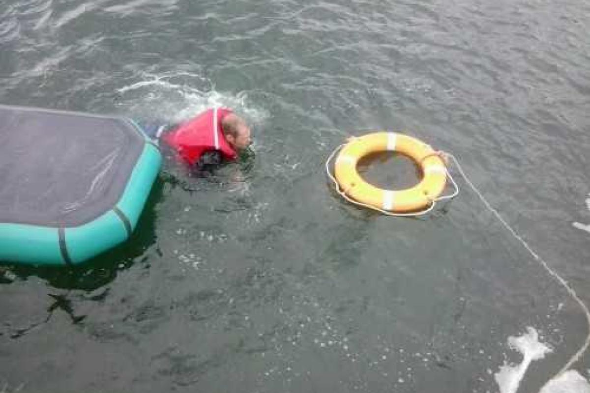 Пограничники "выловили" из Черного моря горе-рыбака Пограничники "выловили" из Черного моря горе-рыбака