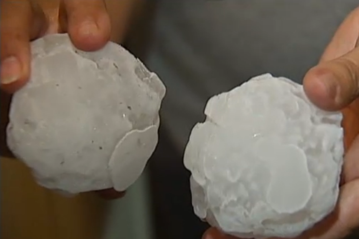 Град, пробивающий крыши, выпал во Франции Град, пробивающий крыши, выпал во Франции