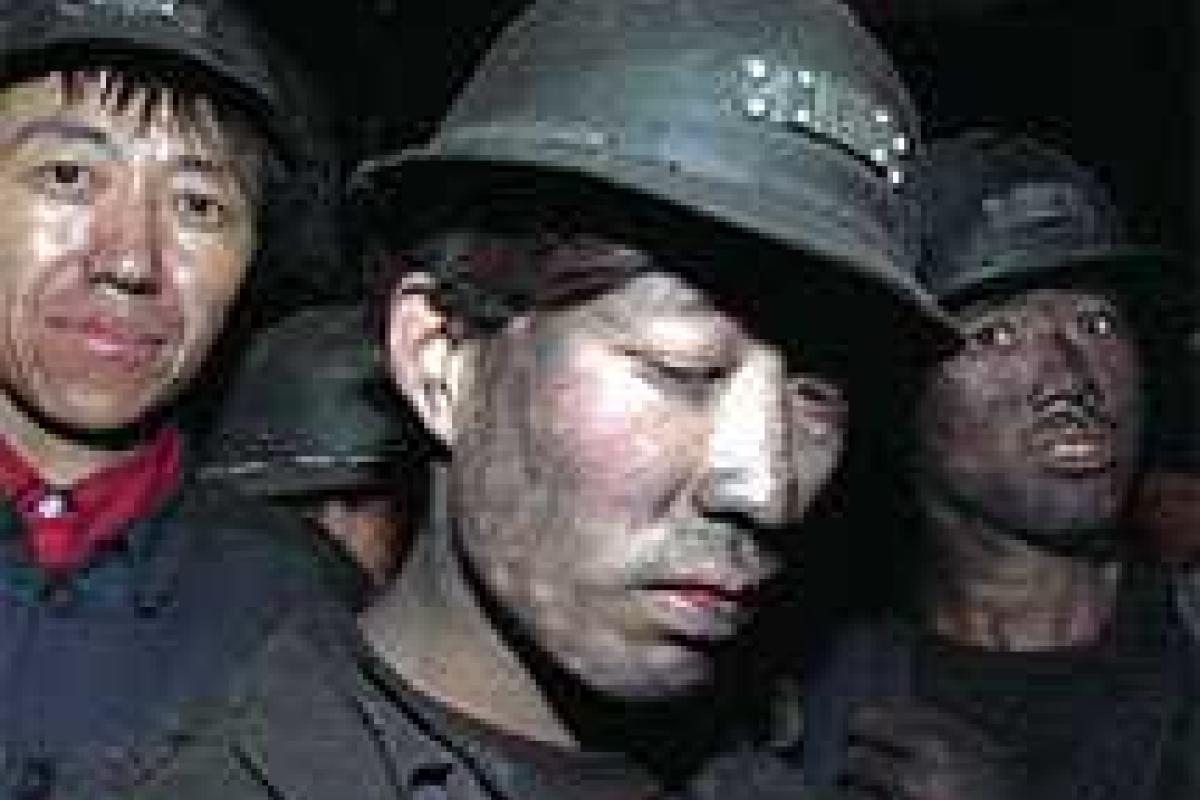 В китайской шахте вновь спасают шахтеров В китайской шахте вновь спасают шахтеров