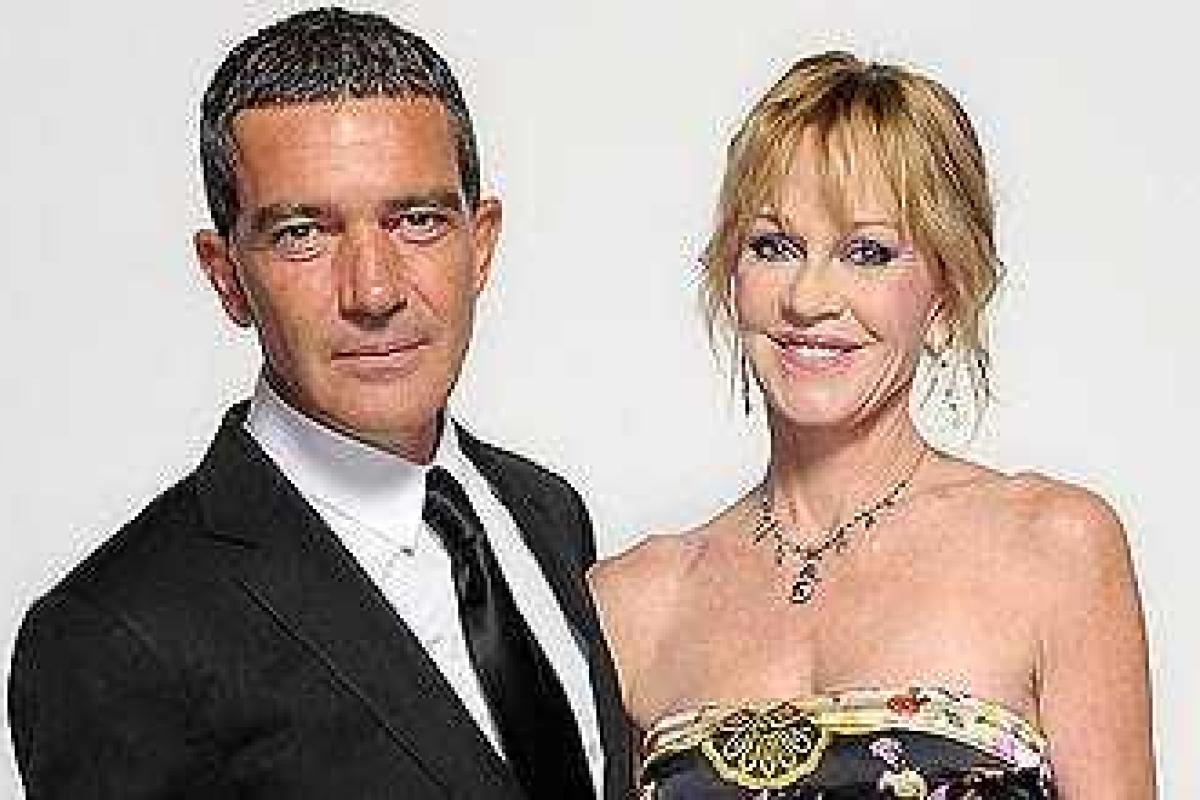 Гриффит и Бандерас "дерутся" за трех собак