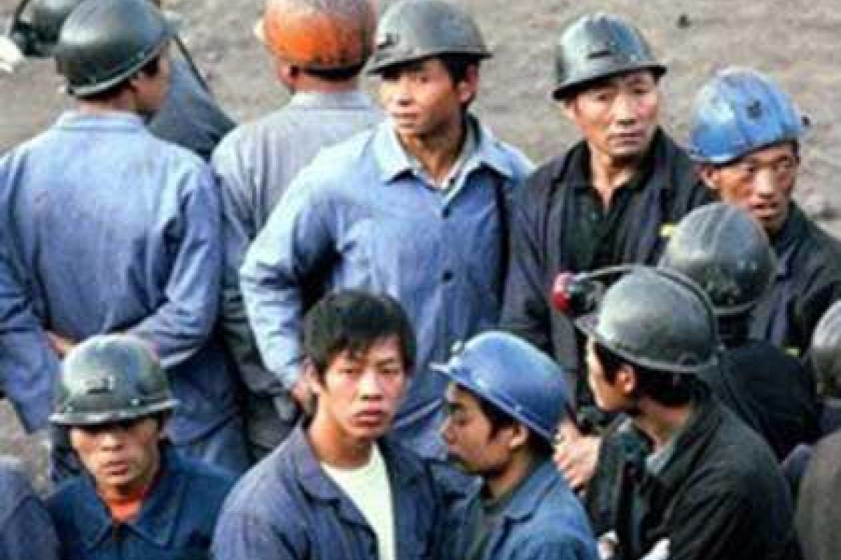 Выброс угля и газа привел к смерти 10 китайских горняков Выброс угля и газа привел к смерти 10 китайских горняков