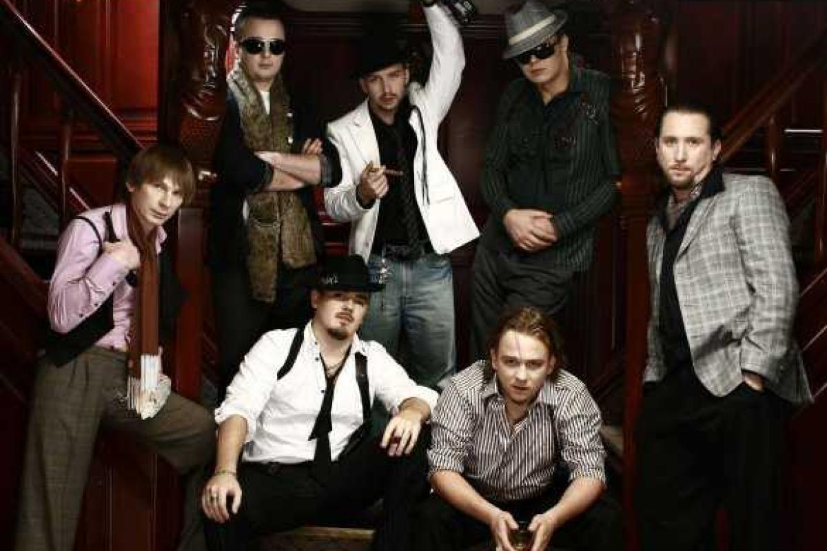 Батальон "Азов" получил деньги, вырученные от юбилейного концерта группы ТНМК