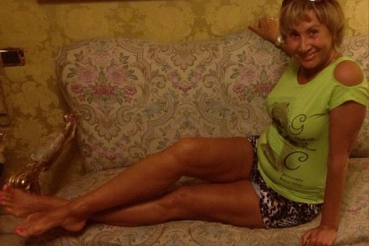 Жена Прохора Шаляпина сверкает ножками на итальянских улицах