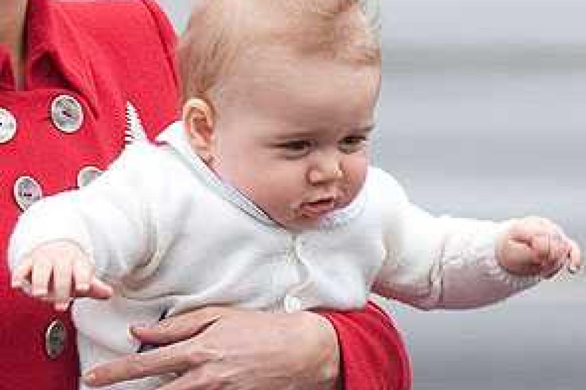 Принц Джордж делает первые шаги