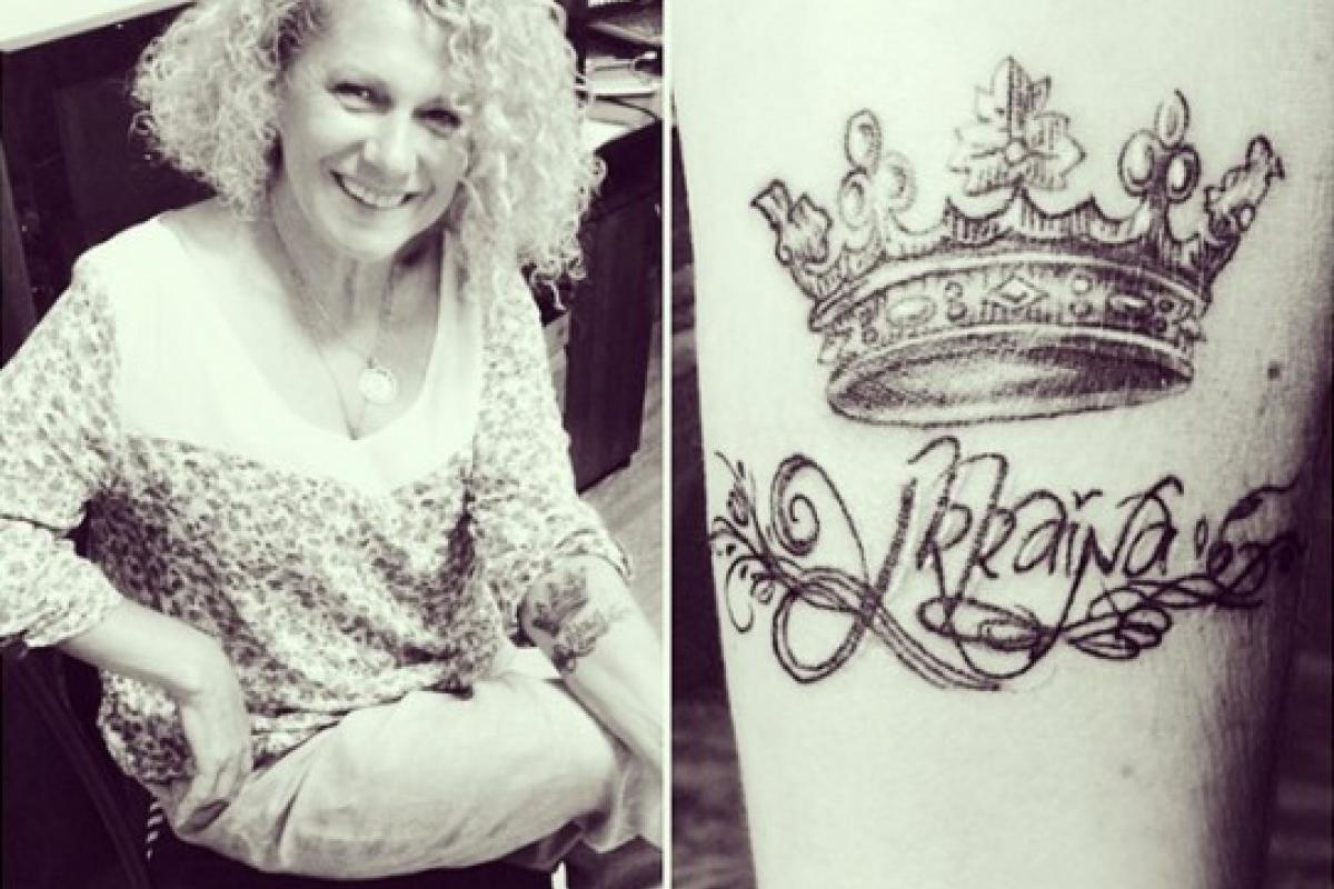 Патриотическое тату сияет на руке смелой мамы Насти Каменских 