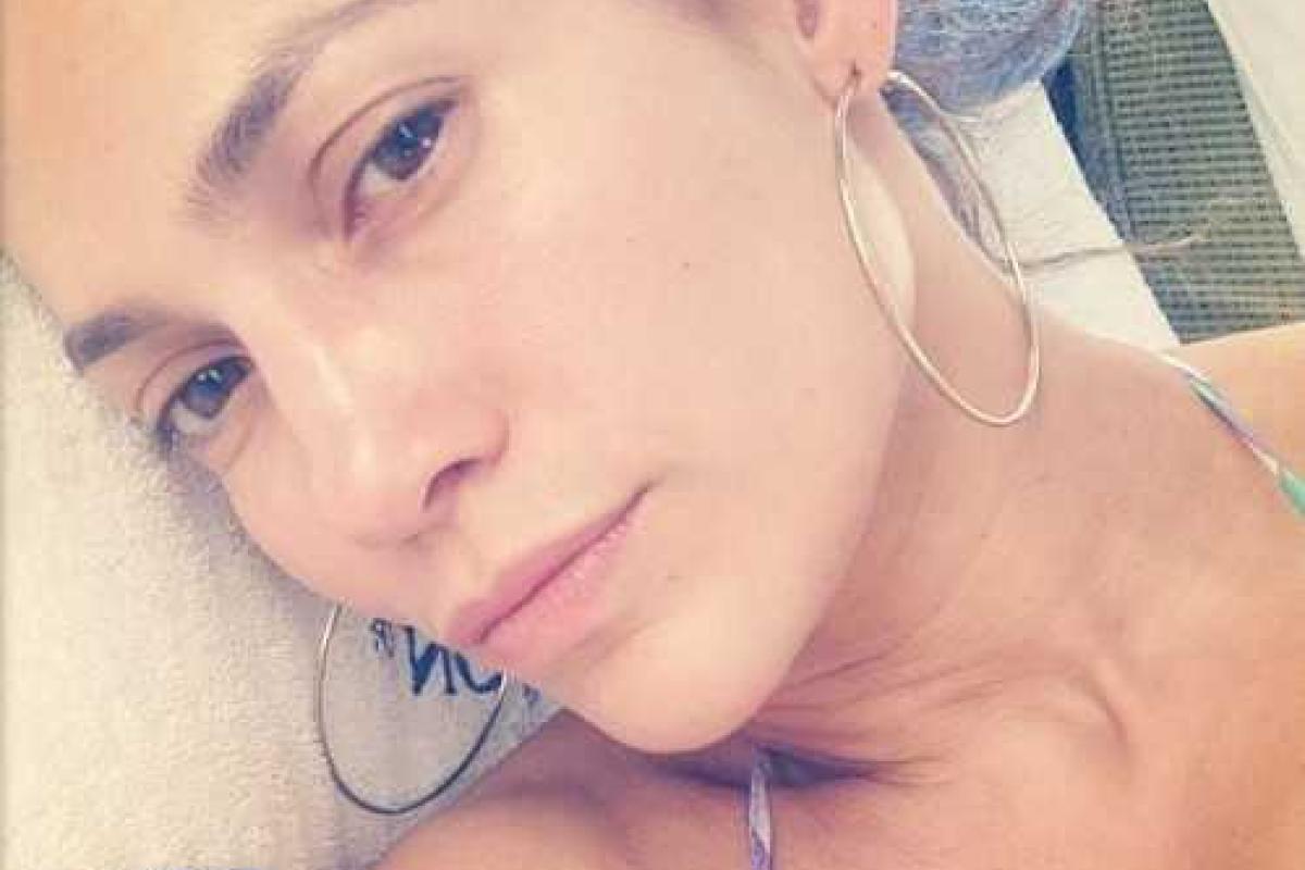 Дженнифер Лопес показала лицо без женской "боевой раскраски"