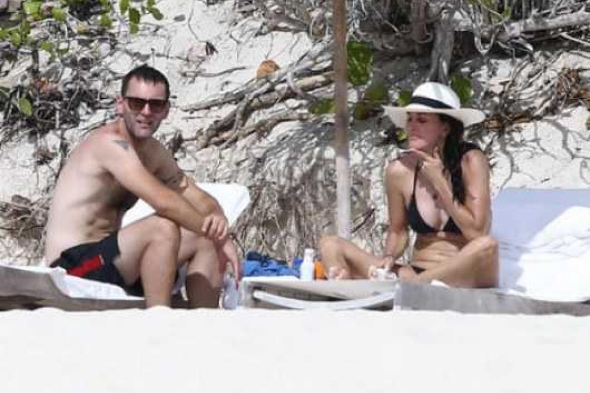 50-летняя Кортни Кокс нежится на островах в компании любимого 37-летнего мужчины