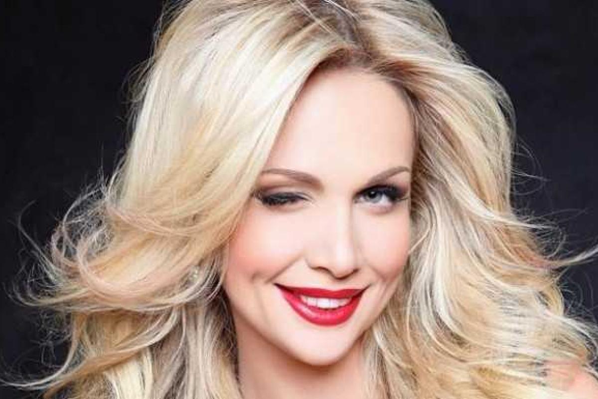 Правительство России наградило медалью модель Викторию Лопыреву Правительство России наградило медалью модель Викторию Лопыреву