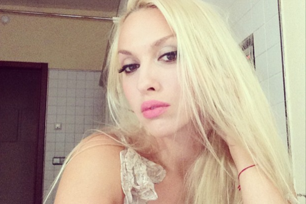 Оля Полякова оголила перед фотообъективом ножки