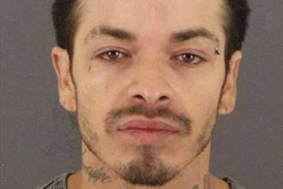 Американец прятал в ягодицах пистолет и наркотики Американец прятал в ягодицах пистолет и наркотики