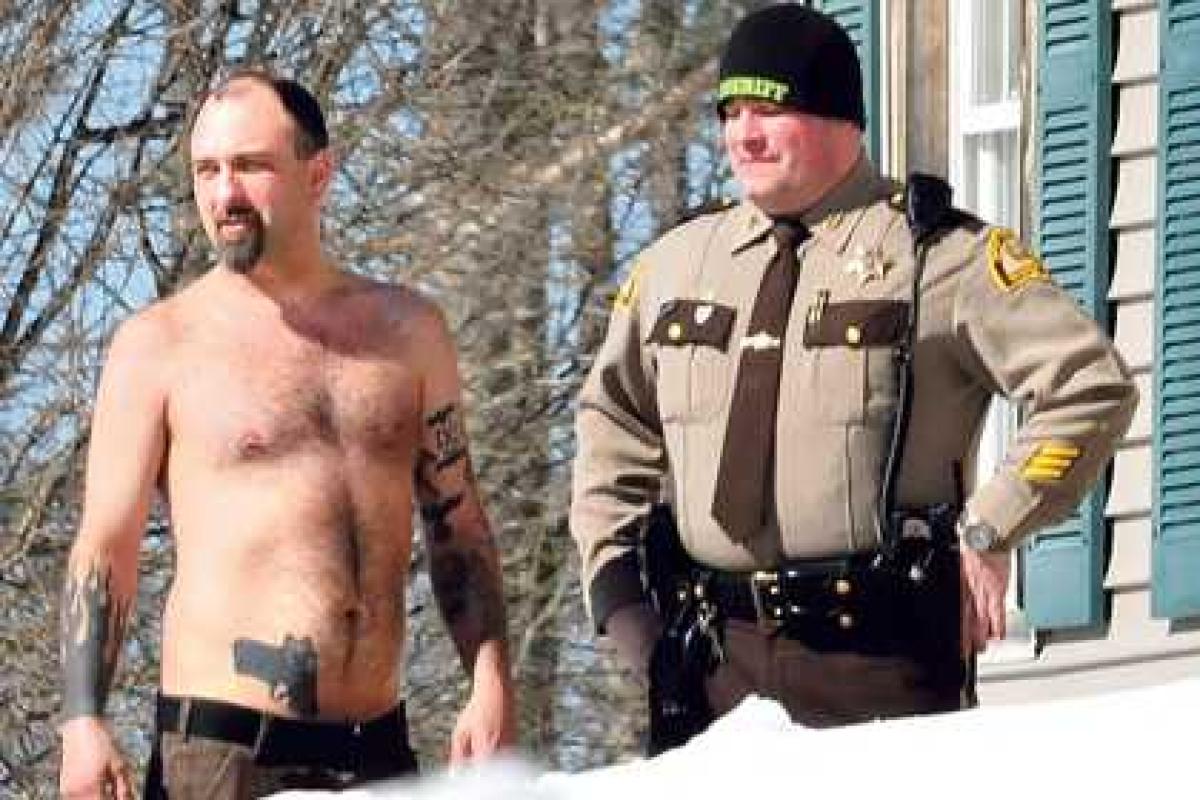 "Вооруженный" мужчина ходит с пистолетом даже в уборную "Вооруженный" мужчина ходит с пистолетом даже в уборную