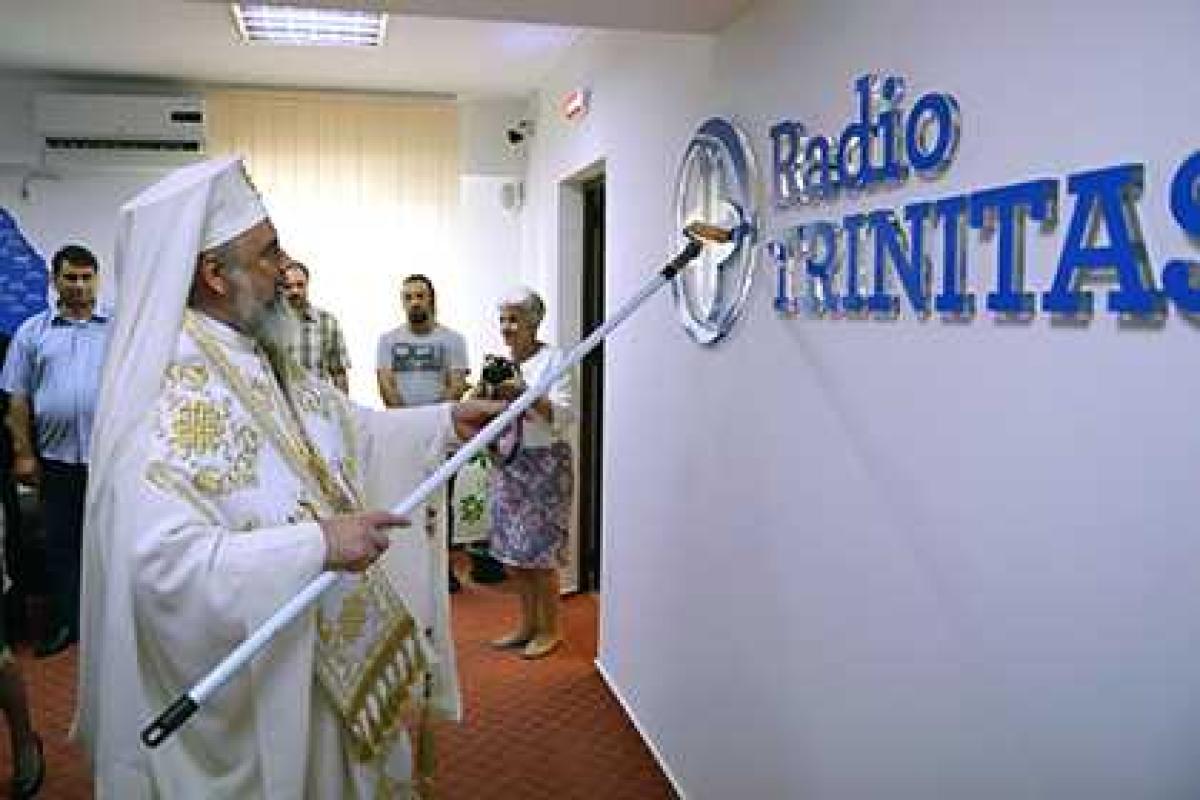 В Румынии патриарх получил возможность почувствовать себя маляром В Румынии патриарх получил возможность почувствовать себя маляром