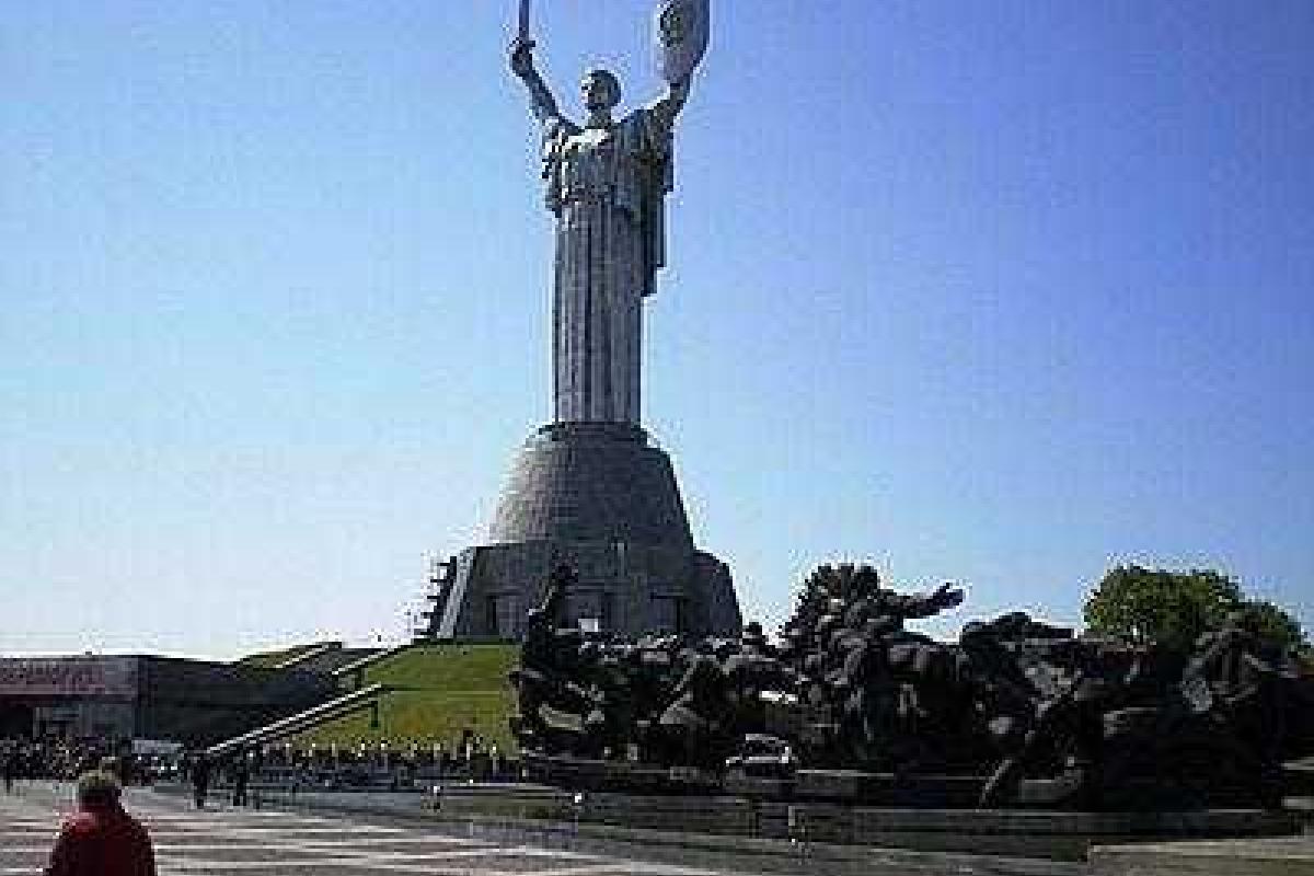 Монумент "Родина-мать" в Киеве "наденет" на себя флаг Украины Монумент "Родина-мать" в Киеве "наденет" на себя флаг Украины