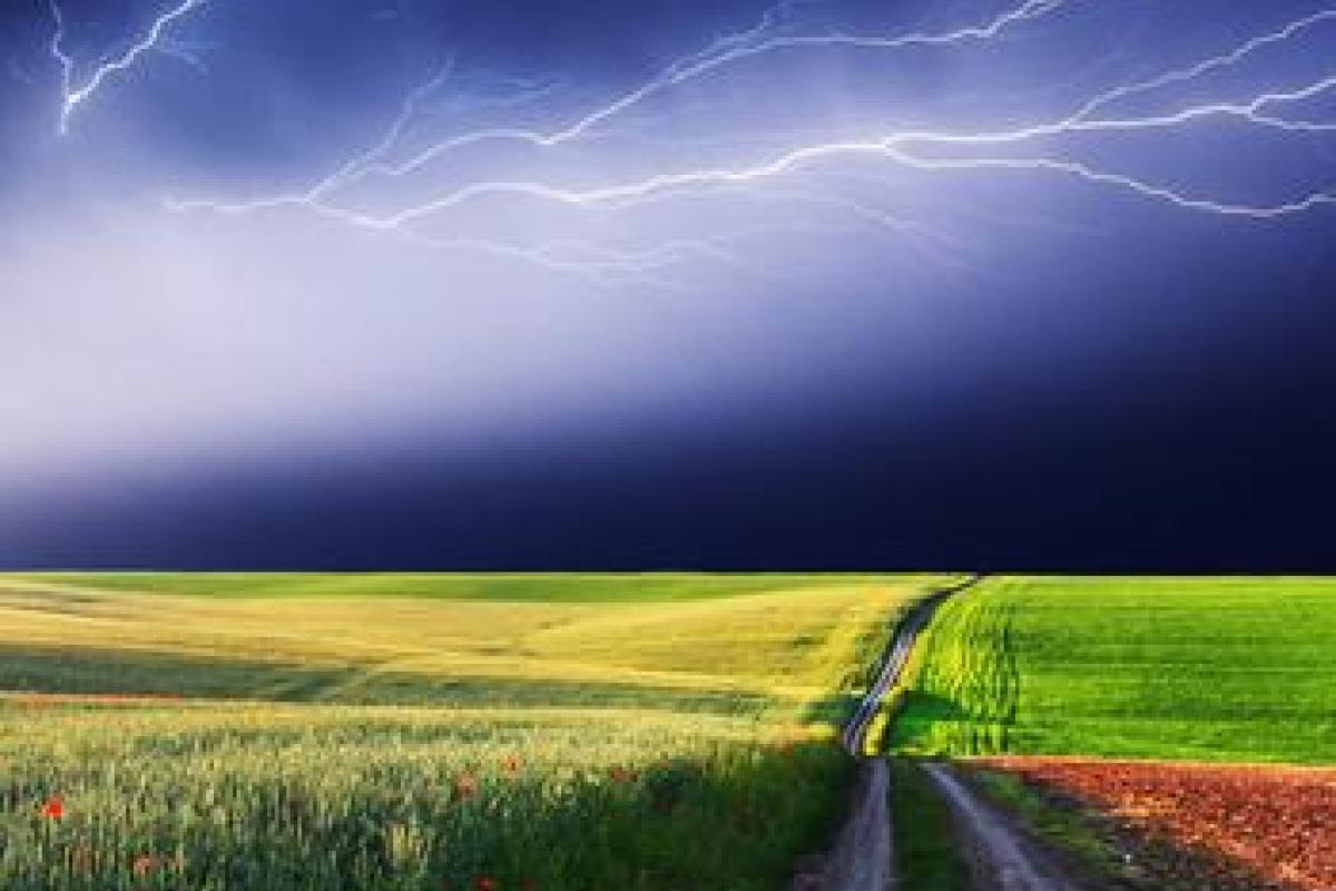 Как пережить грозу на открытой местности?