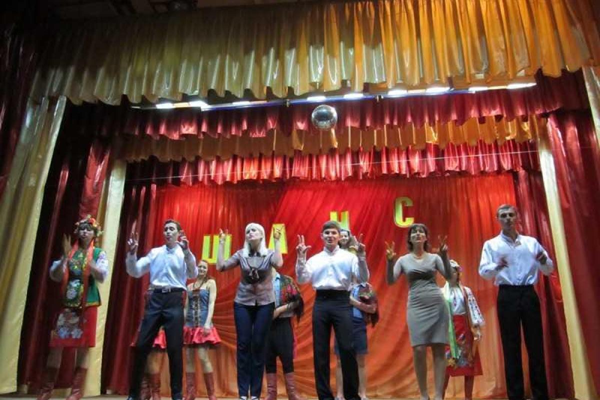 Коллектив "Шанс" подарил свое искусство херсонскому обществу глухих Коллектив "Шанс" подарил свое искусство херсонскому обществу глухих