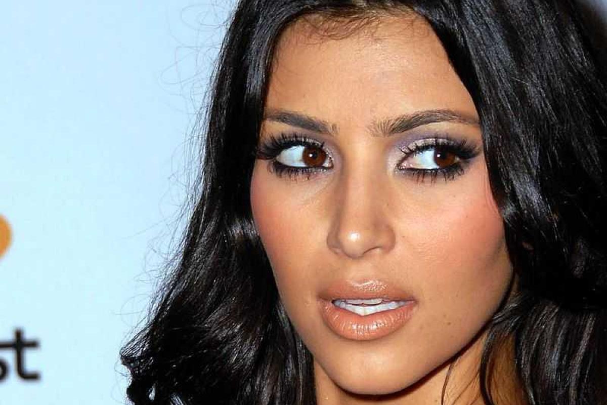 Огромного зонтика не хватило, чтобы прикрыть Ким Кардашьян на показе Valentino