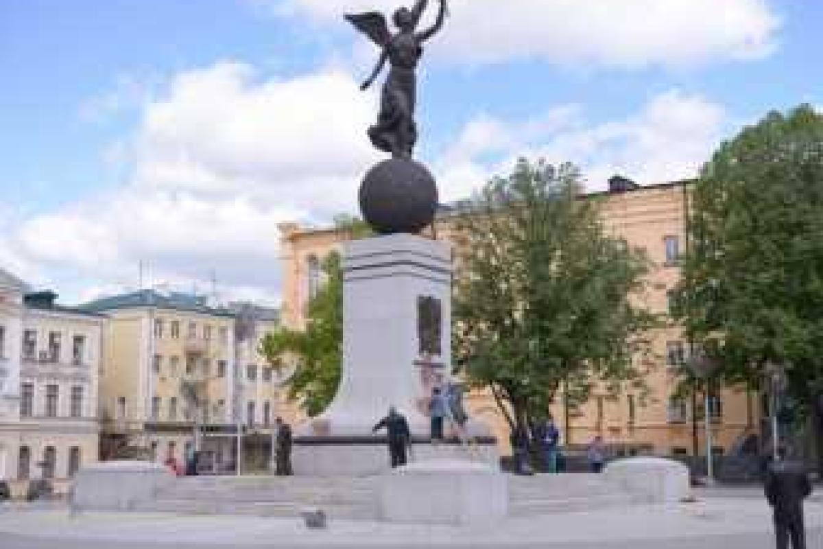 Неизвестные облили краской памятник Независимости в Харькове