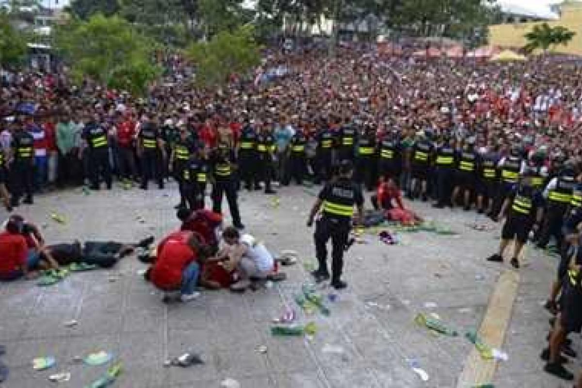 Кровавые разборки футбольных болельщиков 