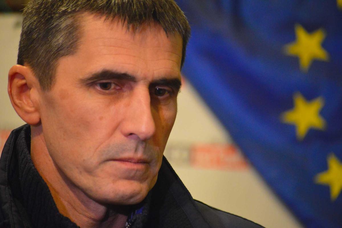 Если люди сдают военные части без боя, я считаю, что это измена в чистом виде - В.Ярема