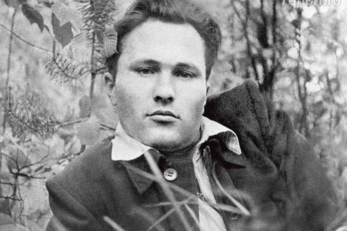 Памятный знак Василию Шукшину установили под Вологдой Памятный знак Василию Шукшину установили под Вологдой