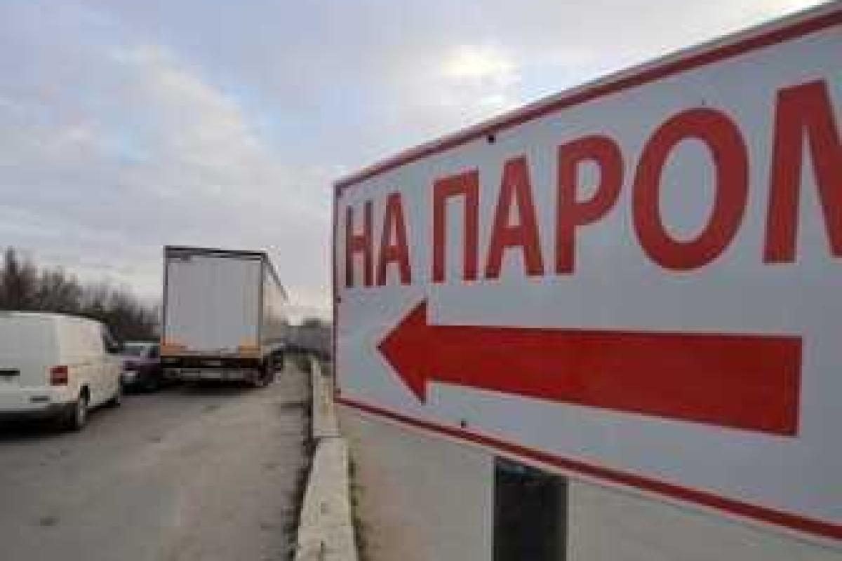 На Керченской переправе образовалась большая пробка автомобилей На Керченской переправе образовалась большая пробка автомобилей