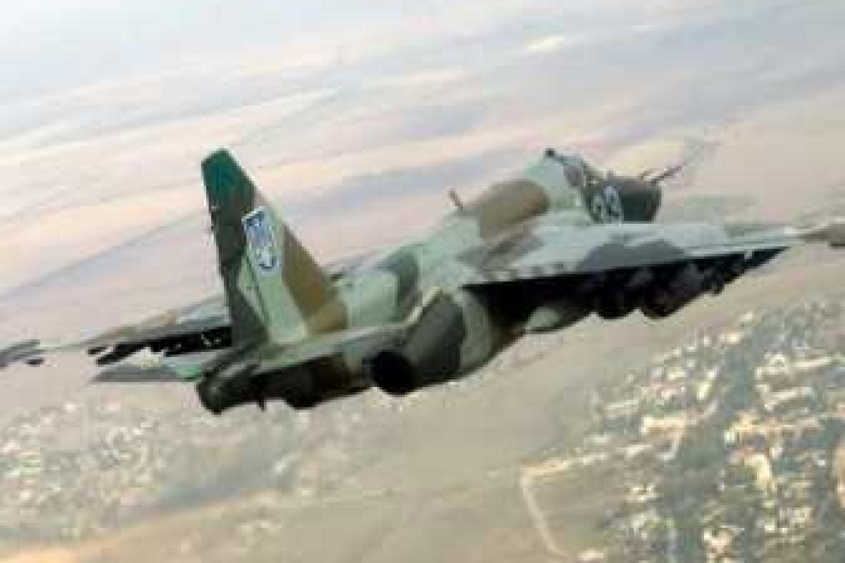 Российский самолет с территории РФ сбил украинский "Су-25" Российский самолет с территории РФ сбил украинский "Су-25"