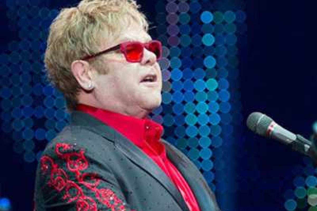 Элтон Джон скучает по мужу и двум сыновьям 