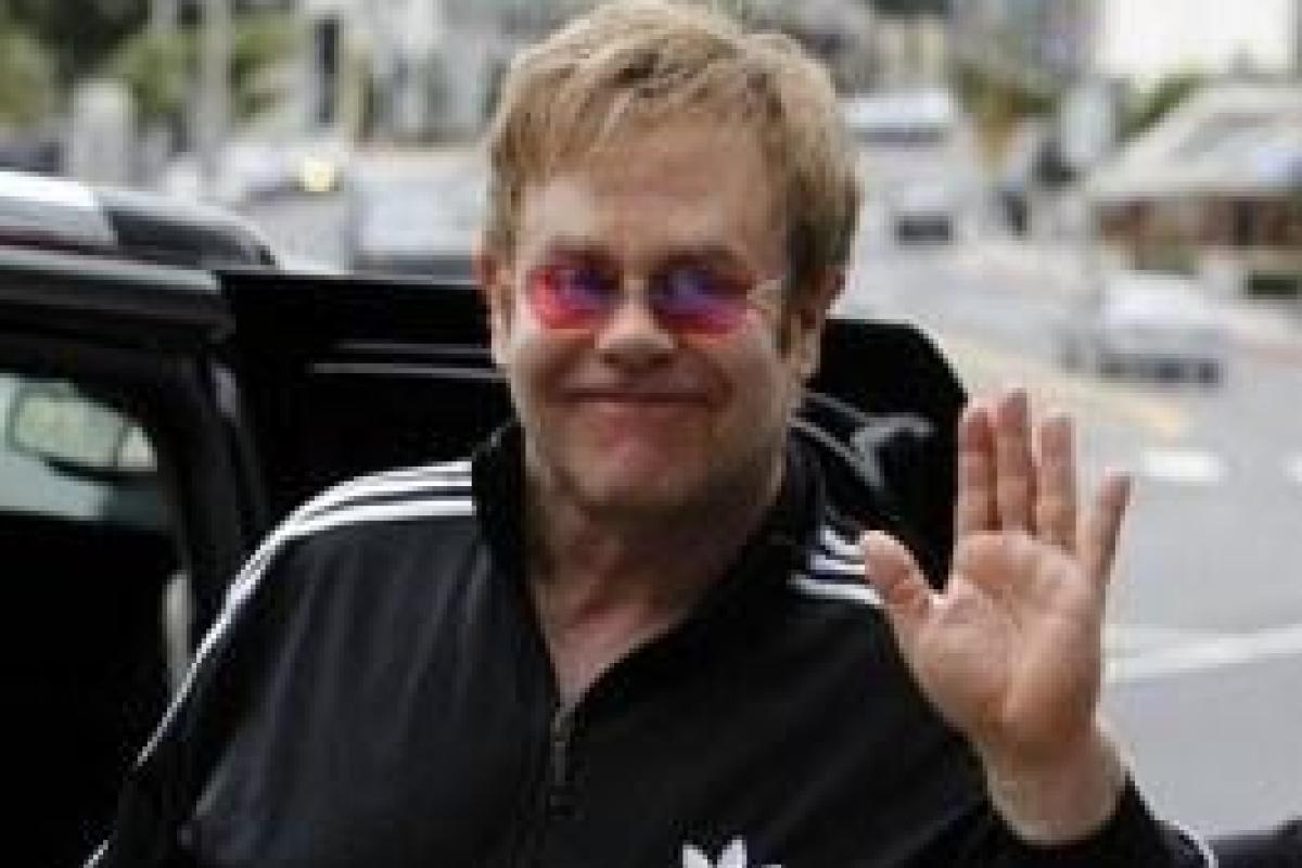 Элтон Джон хочет поговорить с Путиным о гомосексуализме Элтон Джон хочет поговорить с Путиным о гомосексуализме