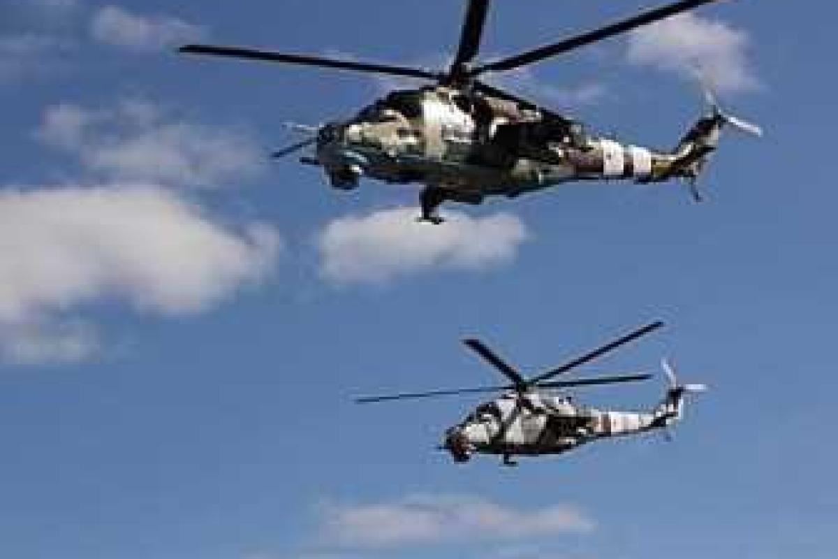 Российские военные вертолеты и беспилотник проводят разведку на украинской границе Российские военные вертолеты и беспилотник проводят разведку на украинской границе