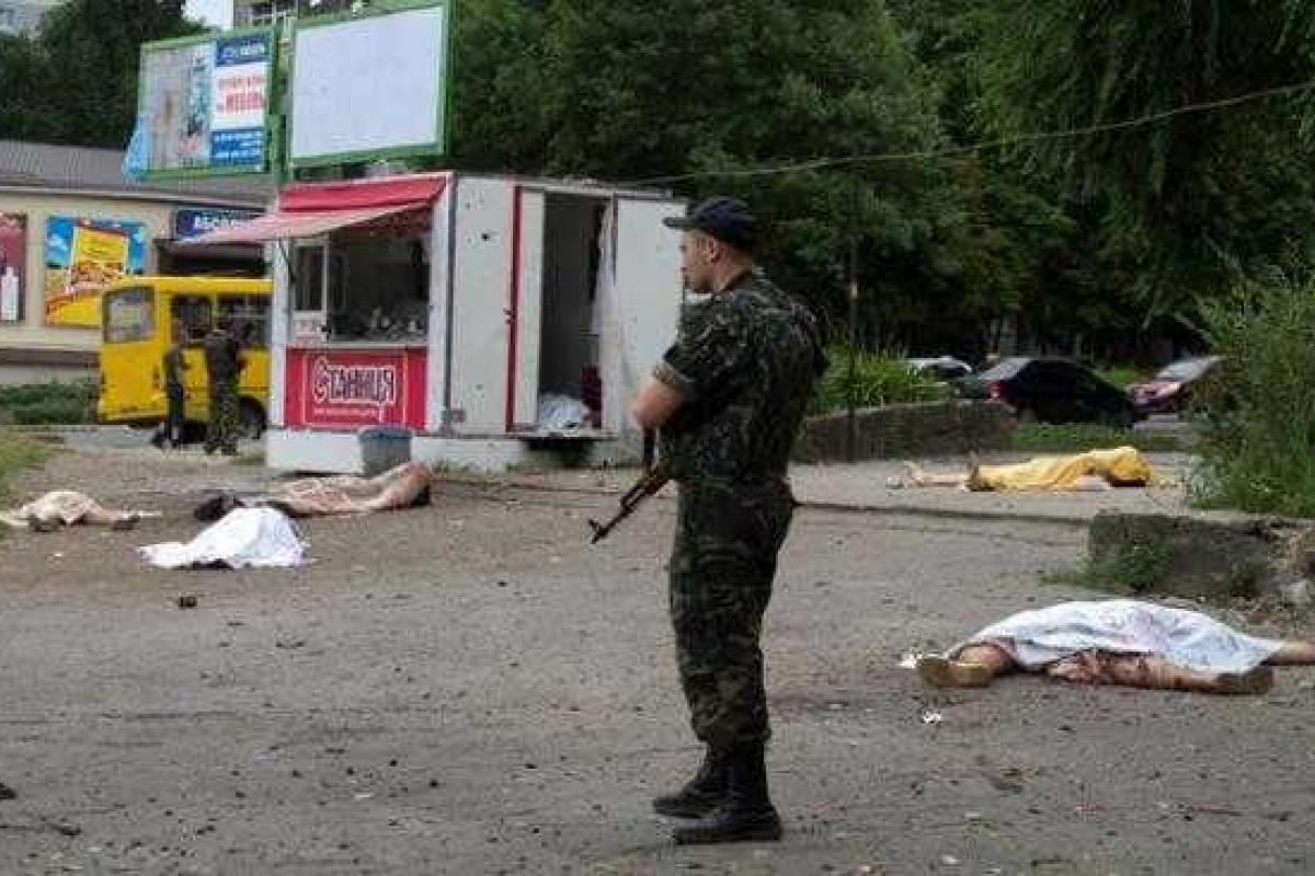 В Луганске боевики не позволяют забрать тела погибших до приезда российского ТВ В Луганске боевики не позволяют забрать тела погибших до приезда российского ТВ