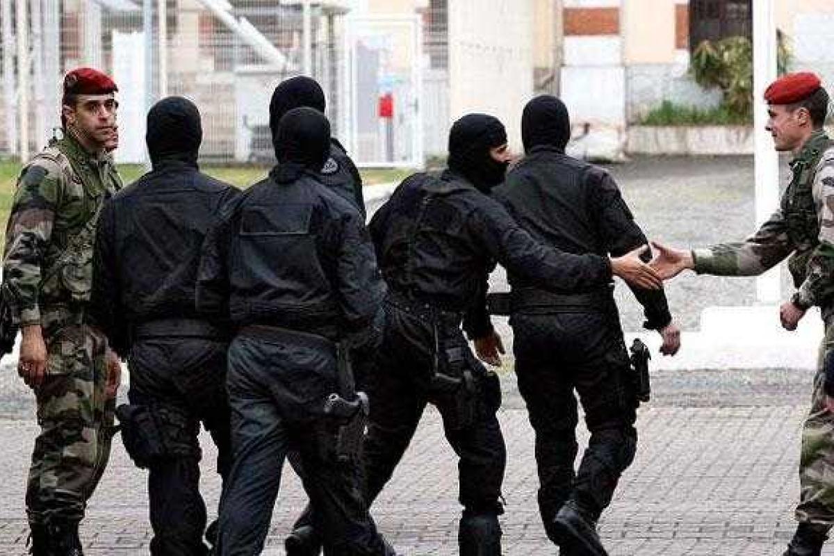 Военным из Нидерландов позволят применять оружие Военным из Нидерландов позволят применять оружие