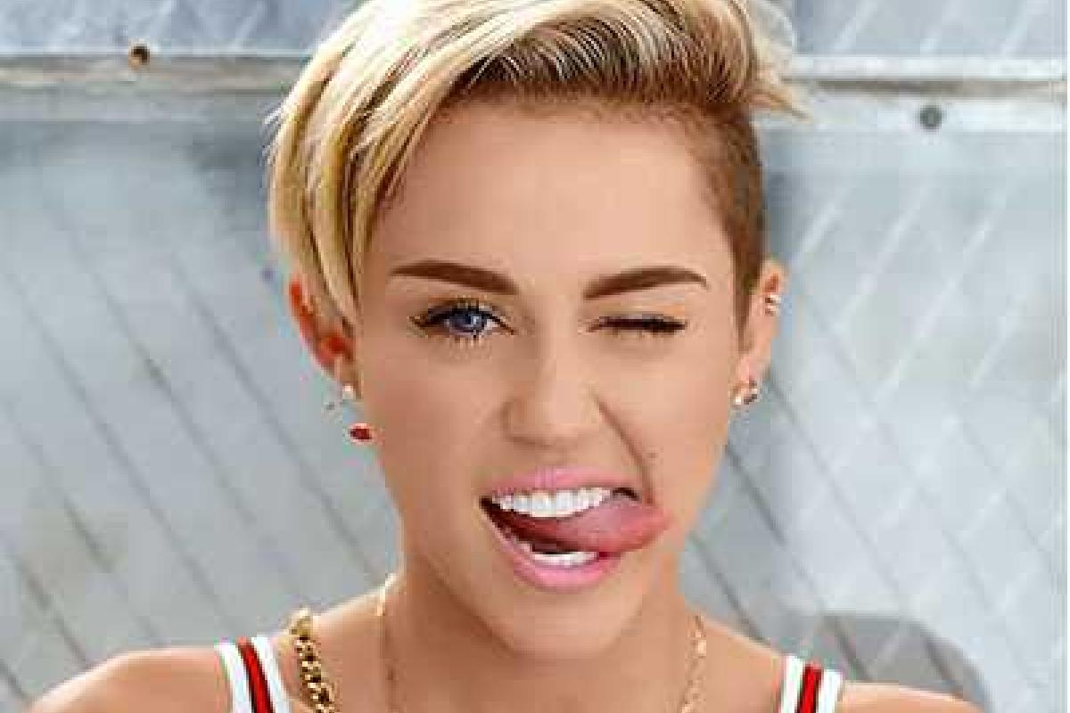 Майли Сайрус общается с любимой умершей собакой Майли Сайрус общается с любимой умершей собакой