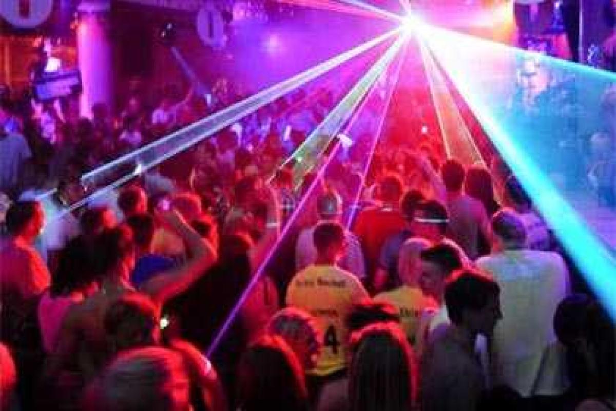 Британская туристка приняла участие в групповом половом акте за бутылку вина