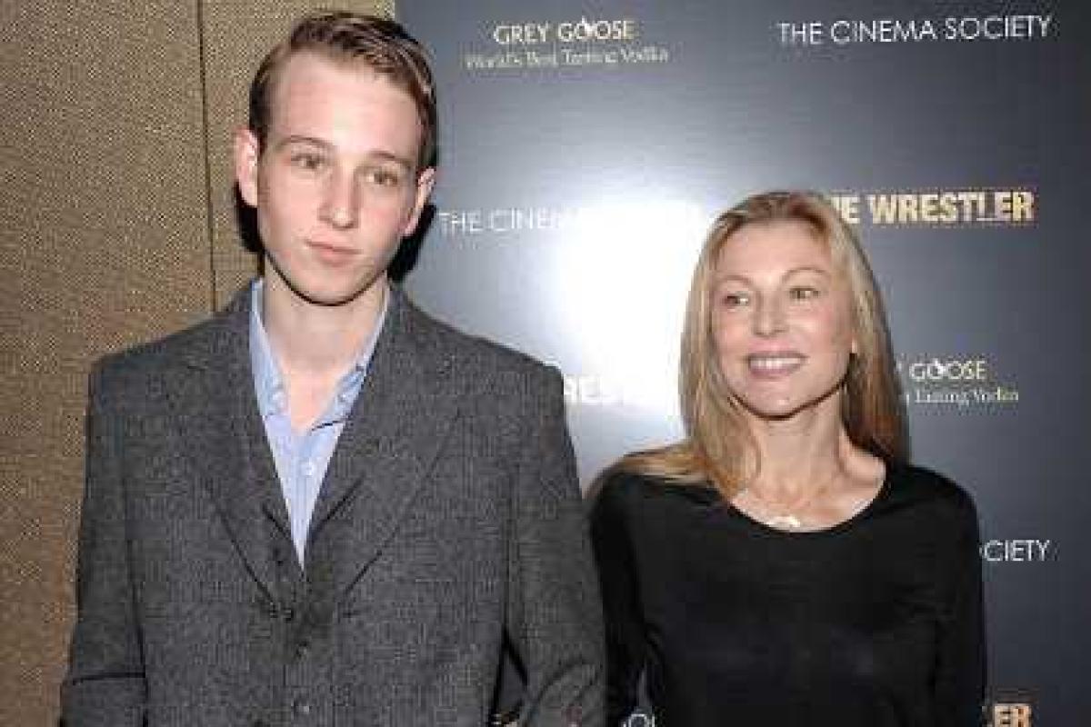 Сын голливудской актрисы "попался" за хранение наркотиков Сын голливудской актрисы "попался" за хранение наркотиков