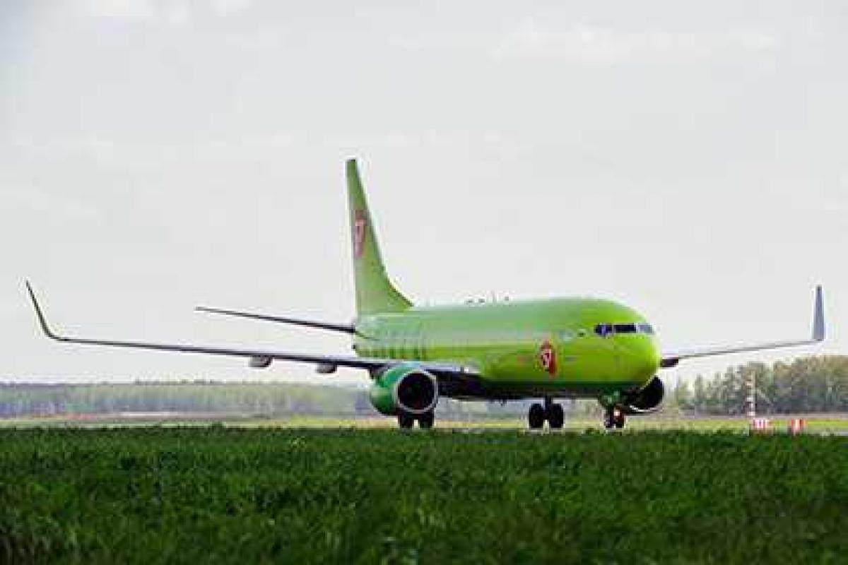 Расплавившийся асфальт "захватил" самолет