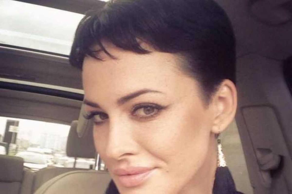 Даша Астафьева разделась в подъезде Даша Астафьева разделась в подъезде