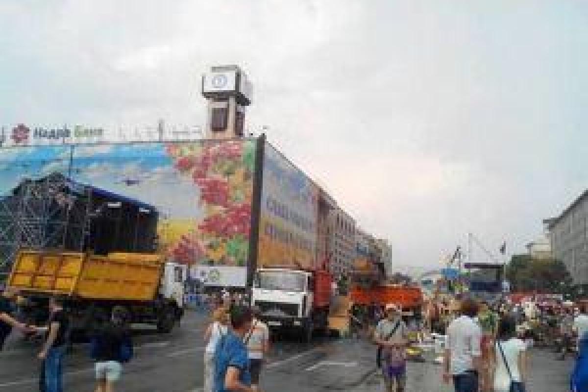 Движение по Крещатику в столице восстановят с понедельника Движение по Крещатику в столице восстановят с понедельника