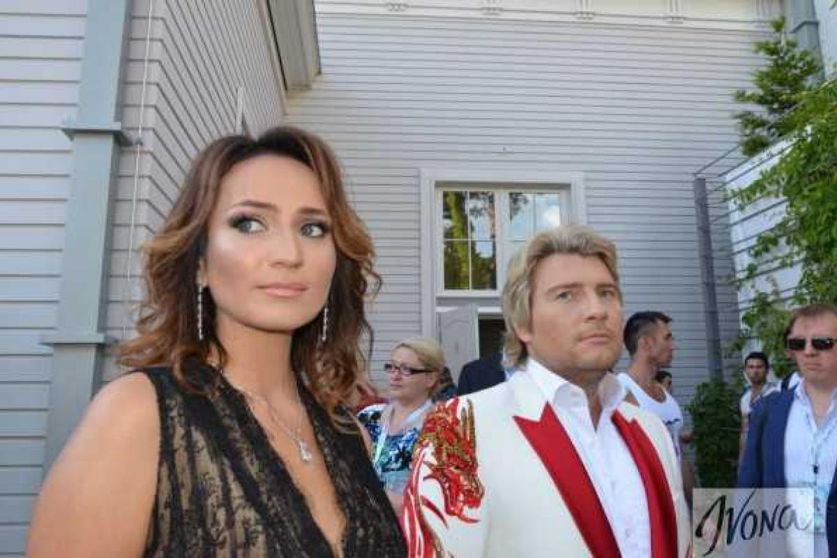 Николай Басков оригинально раздел и одел возлюбленную 