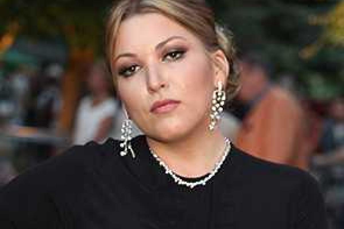 Кокосовый орех чуть не убил на курорте Ирину Дубцову Кокосовый орех чуть не убил на курорте Ирину Дубцову