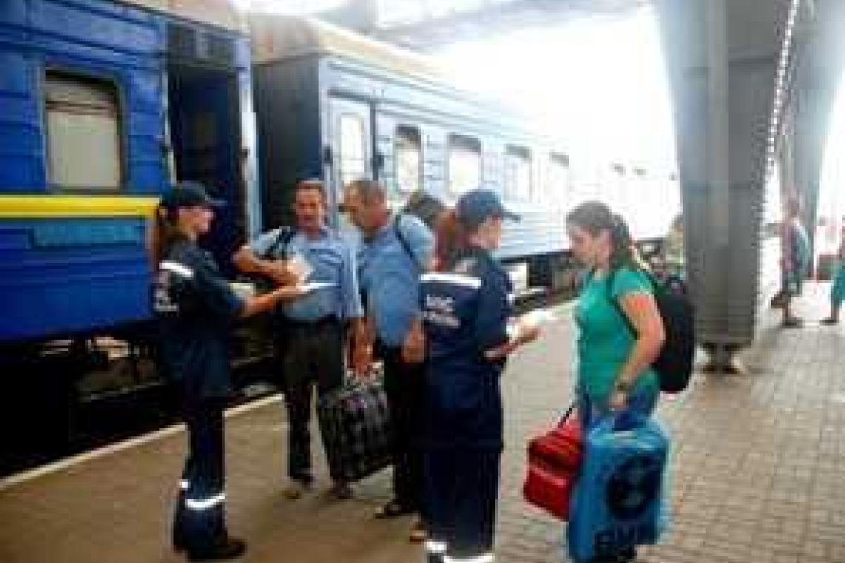 Львовские спасатели распространяют дорожные карты для беженцев из районов проведения АТО Львовские спасатели распространяют дорожные карты для беженцев из районов проведения АТО