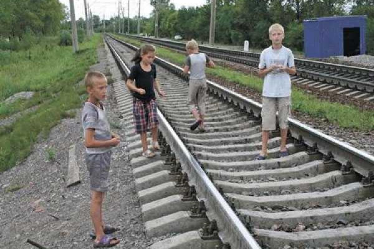 "ЛЖД" призывает соблюдать правила безопасности на железной дороге