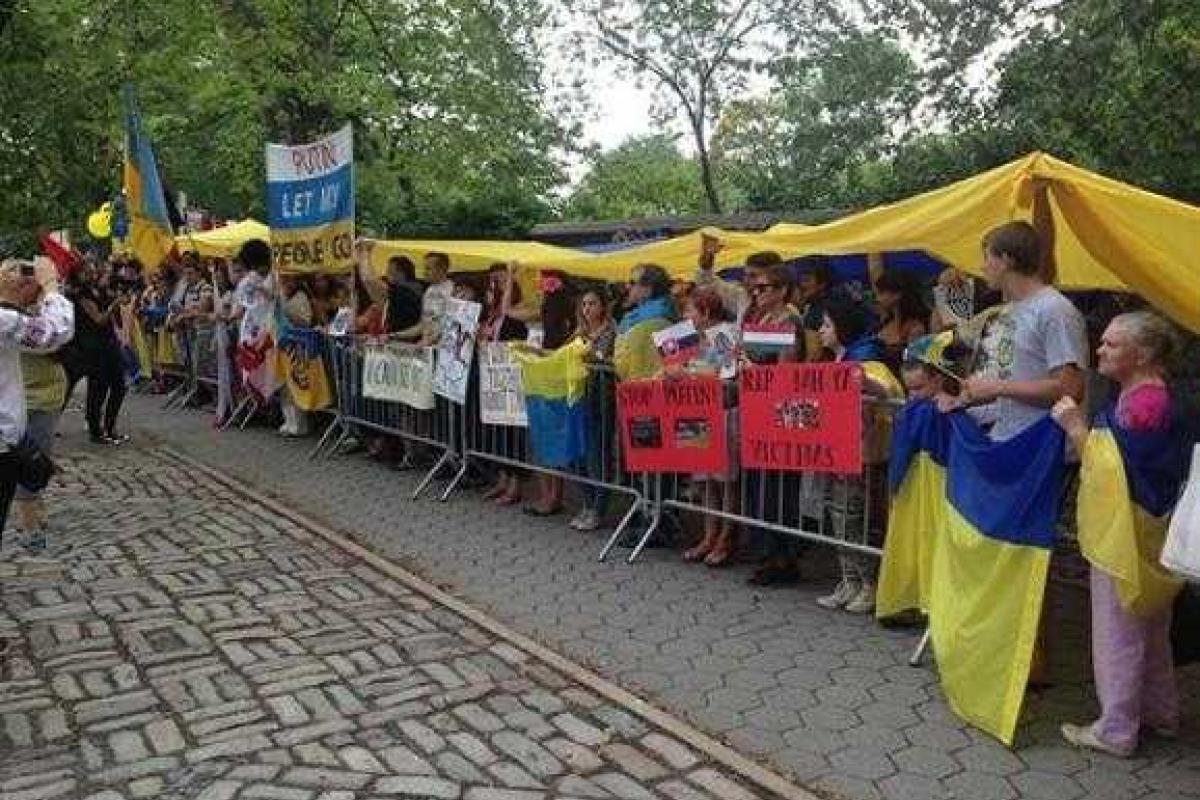 Марш против путинской агрессии "прошагал" по Нью-Йорку Марш против путинской агрессии "прошагал" по Нью-Йорку