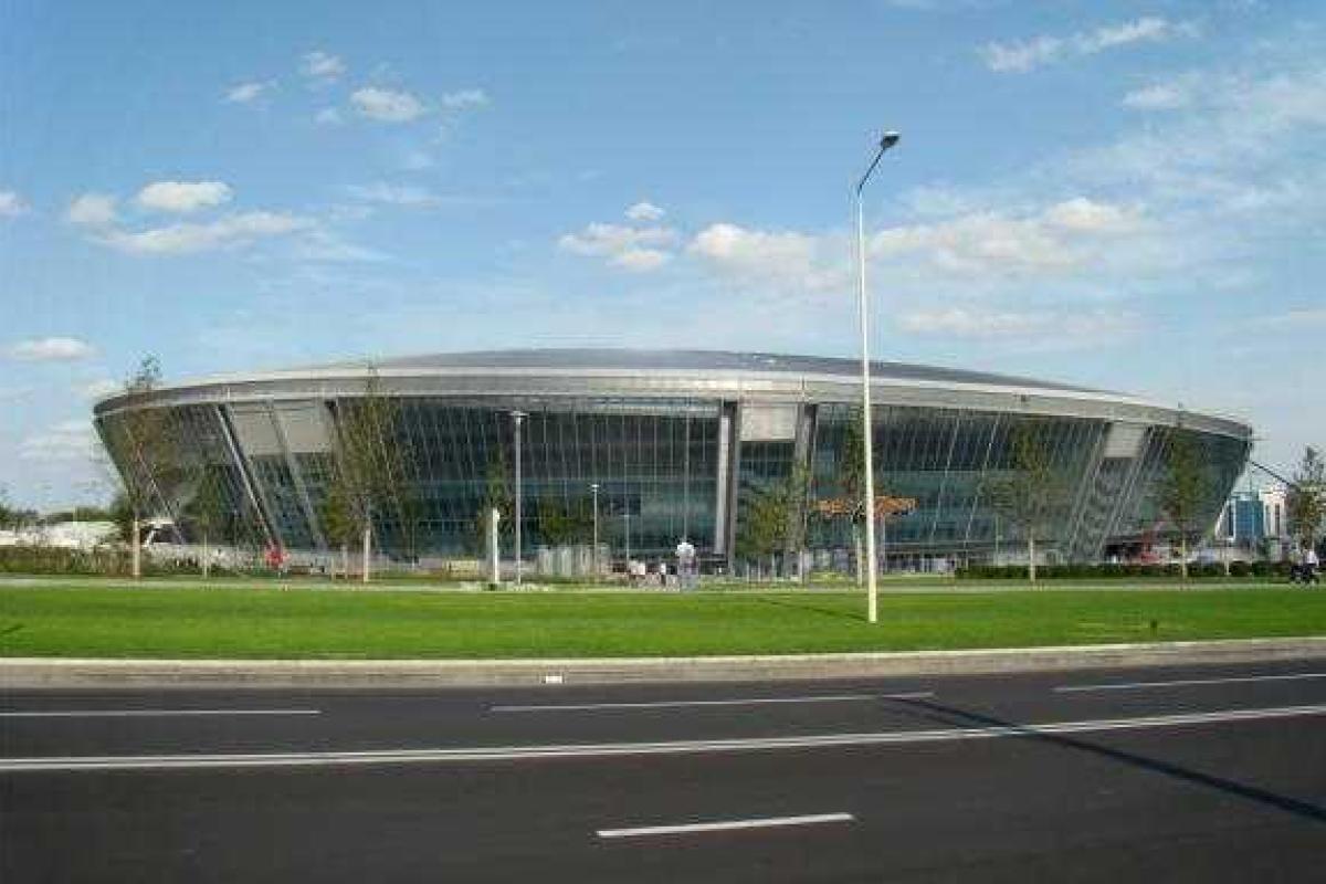 Стадион-красавец в Донецке снова попал под обстрел Стадион-красавец в Донецке снова попал под обстрел