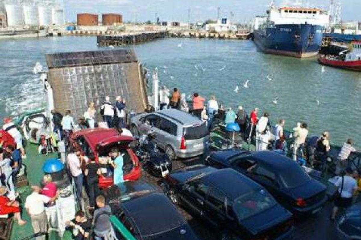 Российские туристы часть отпуска в Крыму проводят в очередях Российские туристы часть отпуска в Крыму проводят в очередях