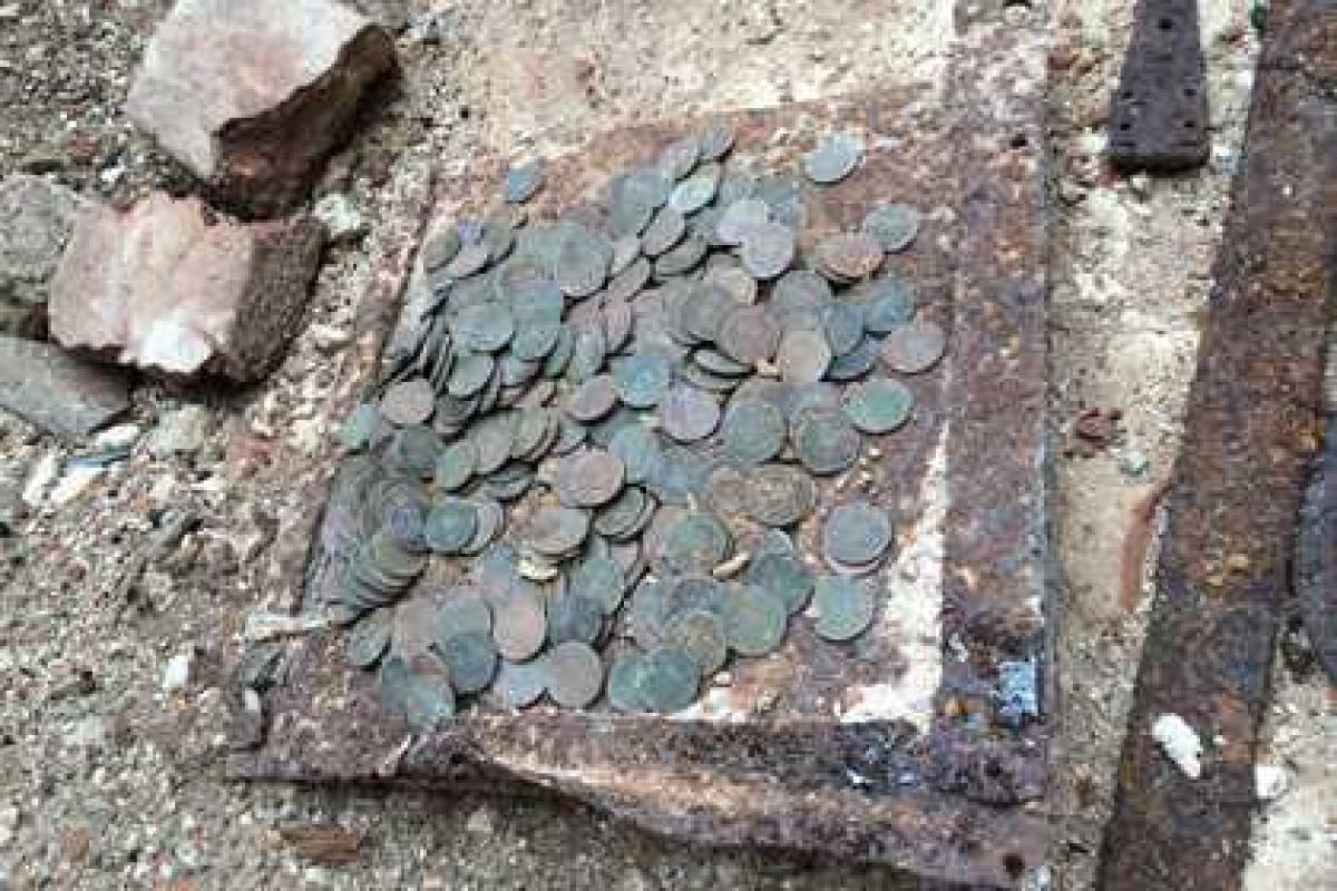 Клад со старинными монетами найден в Подмосковье Клад со старинными монетами найден в Подмосковье